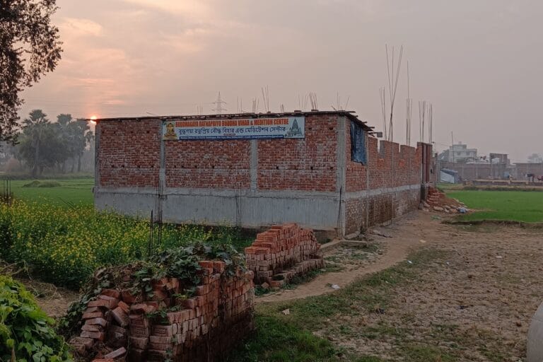 La nostra giornata in un monastero buddista (futuro) a Bodhgaya
