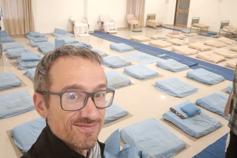 Ho fatto un ritiro di meditazione Vipassana in India, ma non mi sento molto illuminato